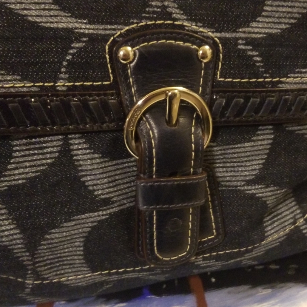 15x15 just like new Coach purse - Picture 2 of 7